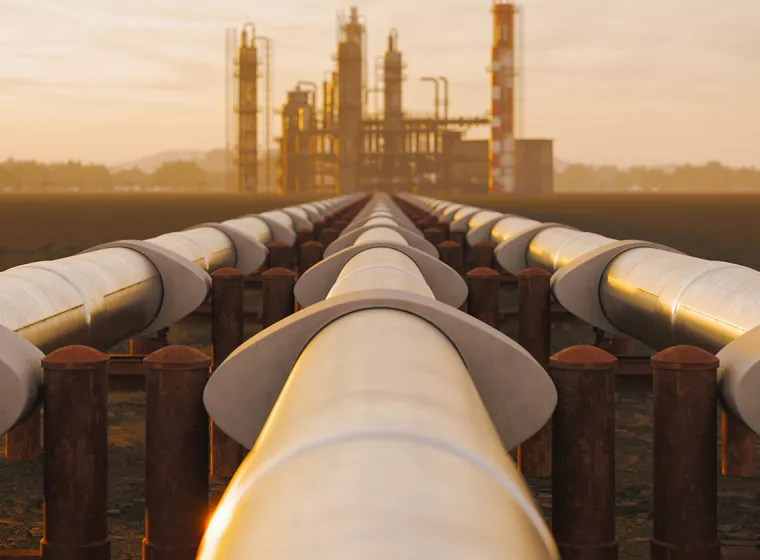 A picture of a long oil and gas pipeline. Exponent materials engineers analyze corrosion and help improve pipeline materials. 