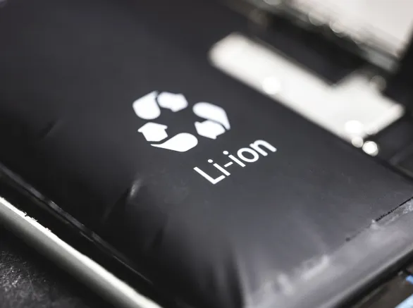 Swollen lithium polymer battery in smartphone, explosive smartphone