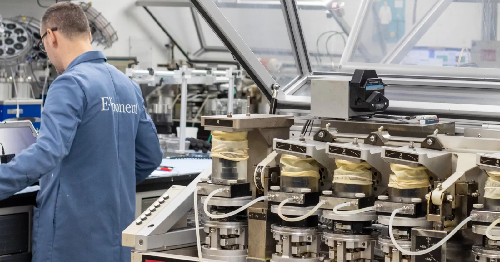 An engineer in Exponent's Philadelphia lab performs tests on medical devices as part of our Medical Technology & Assessment Program. 